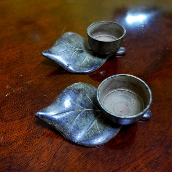VINTAGE PAIR OF METAL LEAF TEA LIGHT VOTIVES - Picture 1 of 4